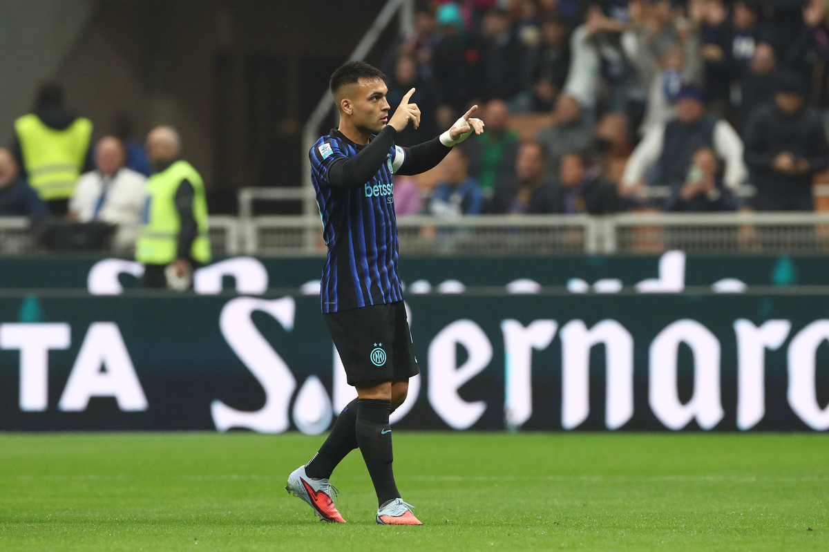 MILAN, ITALY - OCTOBER 04: Lautaro Martinez of Internazionale celebrates scoring his team's first goal during the Serie A match between FC Internazionale and US Cremonese at Giuseppe Meazza Stadium on October 04, 2025 in Milan, Italy. (Photo by Marco Luzzani/Getty Images)