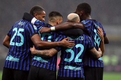 MILAN, ITALY - OCTOBER 04: Federico Dimarco of Internazionale celebrates scoring his team's third goal with teammates during the Serie A match between FC Internazionale and US Cremonese at Giuseppe Meazza Stadium on October 04, 2025 in Milan, Italy. (Photo by Marco Luzzani/Getty Images)