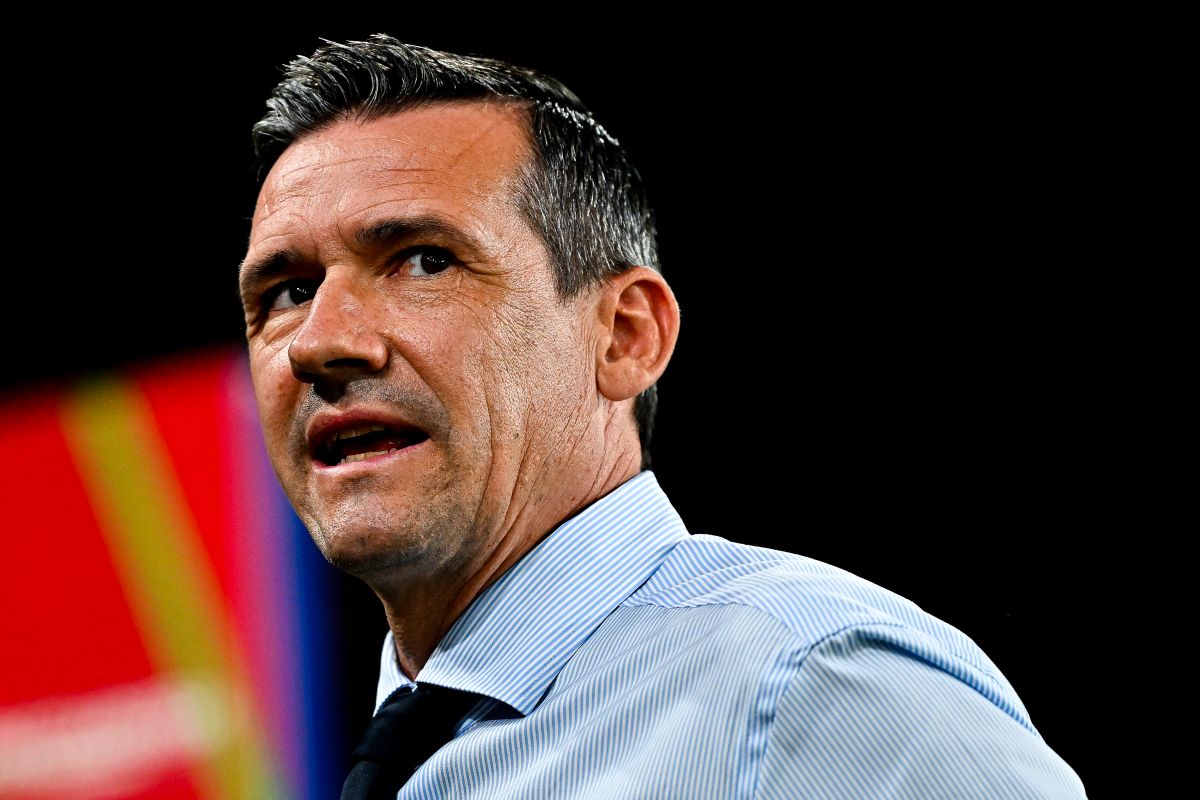 GENOA, ITALIA - 15 AGUSTUS: Marco Ottolini, manajer olahraga Genoa, menyaksikan sebelum kick-off pertandingan Coppa Italia antara Genoa CFC dan LR Vicenza di Stadio Luigi Ferraris pada 15 Agustus 2025 di Genoa, Italia. (Foto oleh Simone Arveda/Getty Images)