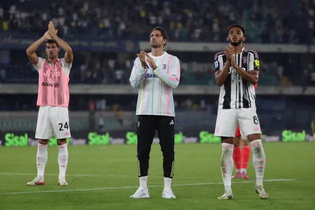 VERONA, ITALY - SEPTEMBER 20: Daniele Rugani of Juventus FC, Manuel Locatelli of Juventus FC and Lloyd Kelly of Juventus FC greet fans following the Serie A match between Hellas Verona FC and Juventus FC at Stadio Marcantonio Bentegodi on September 20, 2025 in Verona, Italy. (Photo by Francesco Scaccianoce/Getty Images)