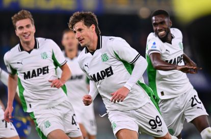 VERONA, ITALY - OCTOBER 03: Andrea Pinamonti of Sassuolo celebrates scoring his team's first goal during the Serie A match between Hellas Verona FC and US Sassuolo Calcio at Stadio Marcantonio Bentegodi on October 03, 2025 in Verona, Italy. (Photo by Alessandro Sabattini/Getty Images)
