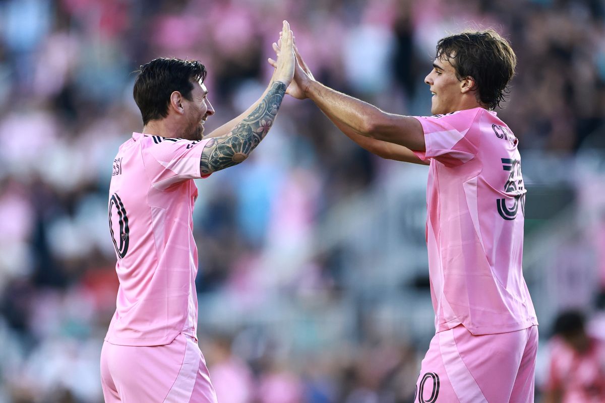 Fort Lodder, Flórida - 3 de maio: Lionel Messi do Inter Miami CF comemora Benjamin Kremuschi # 30, Fort Lodder, em maio de 2025 no Chase Stadium e o segundo gol do Columbus Cruo após o segundo gol do time. (Foto de Carmen Mandato/Getty Fig.)