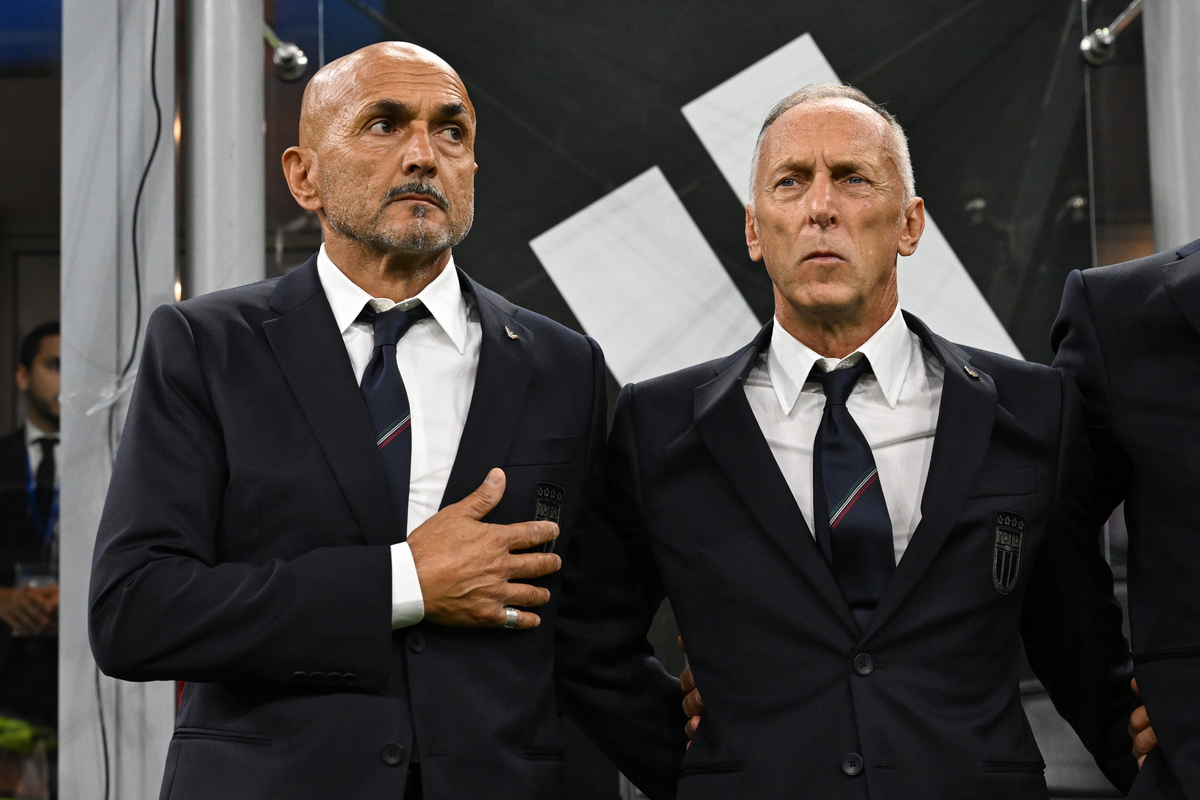 MILAN, ITALY - SEPTEMBER 12: Head coach Italy Luciano Spalletti and assistant coach Italy Marco Domenichini sing the national anthem prior to during the UEFA EURO 2024 European qualifier match between Italy and Ukraine at Stadio San Siro on September 12, 2023 in Milan, Italy. (Photo by Claudio Villa/Getty Images)