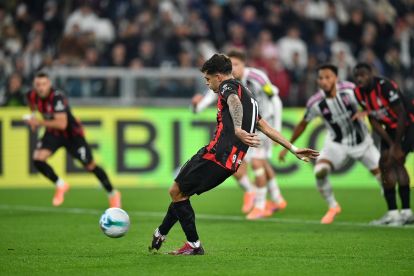 TURIN, ITALY - OCTOBER 05: Christian Pulisic of AC Milan misses a penalty during the Serie A match between Juventus FC and AC Milan at Allianz Stadium on October 5, 2025 in Turin, Italy. (Photo by Valerio Pennicino/Getty Images)