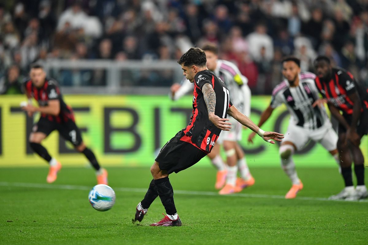 TURÍN, ITALIA - 5 DE OCTUBRE: Christian Pulisic del AC Milan falla un penalti durante el partido de Serie A entre Juventus FC y AC Milan en el estadio Allianz el 5 de octubre de 2025 en Turín, Italia. (Foto de Valerio Pennicino/Getty Images)