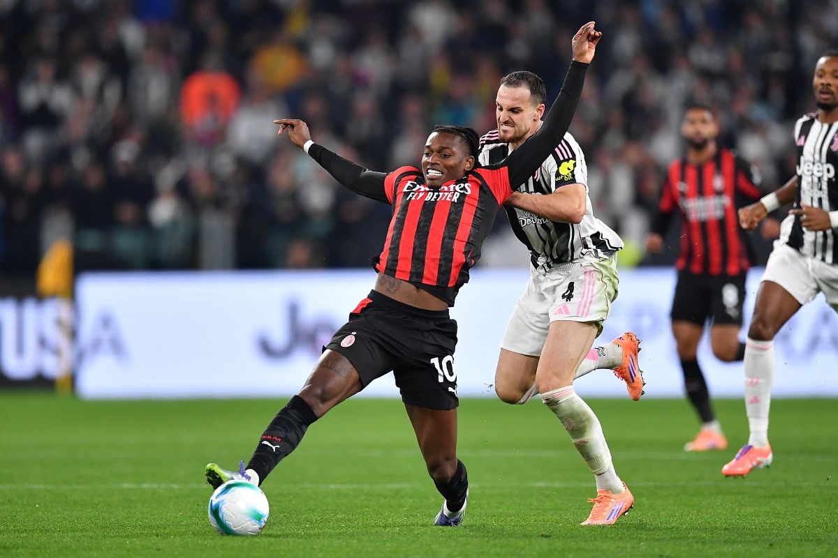 Federico Gatti of Juventus FC tackles Rafael Leao of AC Milan
