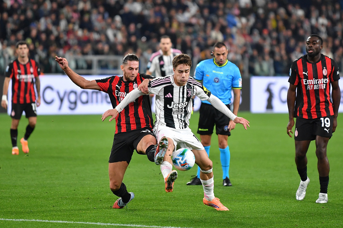 TURIN, ITALY - OCTOBER 05: Kenan Yildiz of Juventus FC competes with Adrien Rabiot of AC Milan during the Serie A match between Juventus FC and AC Milan at Allianz Stadium on October 5, 2025 in Turin, Italy. (Photo by Valerio Pennicino/Getty Images)