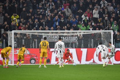 TURIN, ITALY - OCTOBER 29: Dusan Vlahovic of Juventus FC scores his goal from the penalty spot during the Serie A match between Juventus FC and Udinese Calcio at on October 29, 2025 in Turin, Italy. (Photo by Valerio Pennicino/Getty Images)