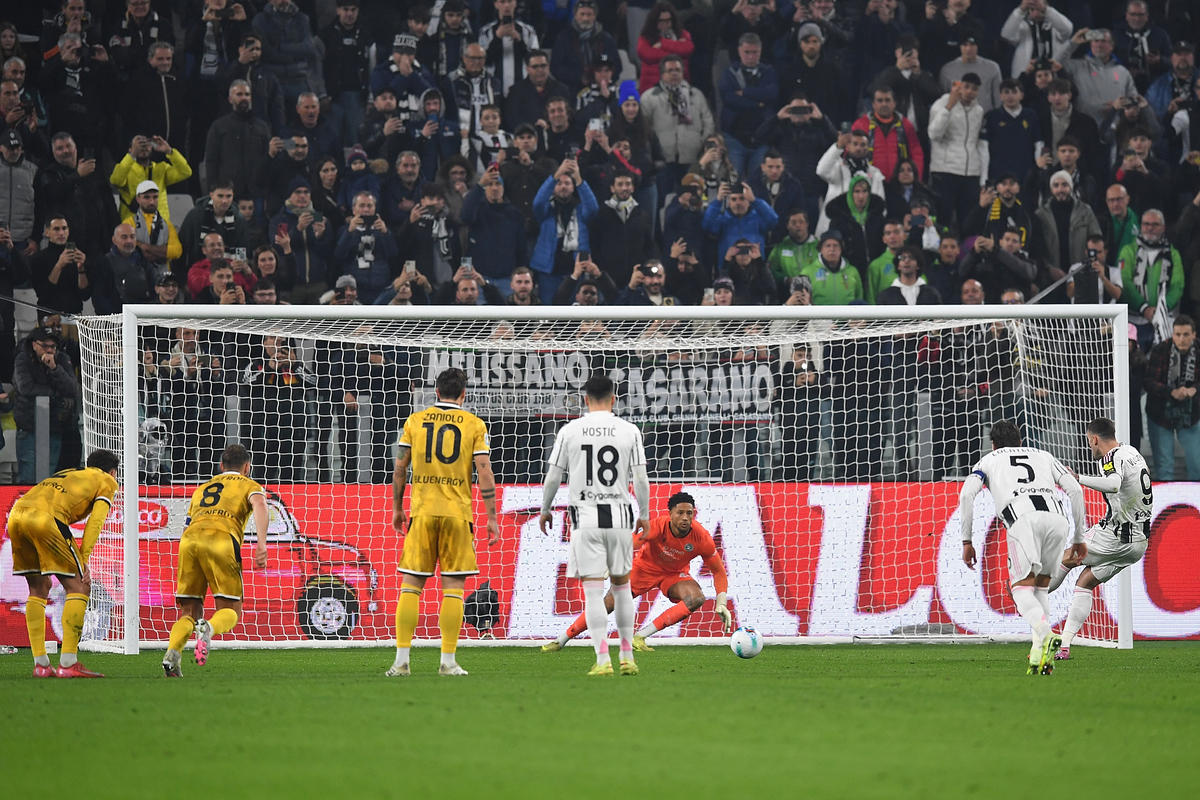 TURIN, ITALY - OCTOBER 29: Dusan Vlahovic of Juventus FC scores his goal from the penalty spot during the Serie A match between Juventus FC and Udinese Calcio at on October 29, 2025 in Turin, Italy. (Photo by Valerio Pennicino/Getty Images)