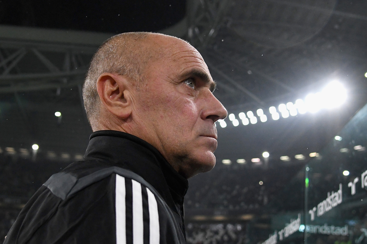 TURIN, ITALY - OCTOBER 30: Giovanni Martusciello coach of Juventus looks on during the Serie A match between Juventus and Genoa CFC at  on October 30, 2019 in Turin, Italy.  (Photo by Alessandro Sabattini/Getty Images)