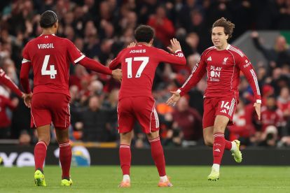 LIVERPOOL, INGGRIS - 19 OKTOBER: Curtis Jones dan Federico Chiesa dari Liverpool merayakan setelah Cody Gakpo dari Liverpool (tidak digambarkan) mencetak gol pertama timnya dalam pertandingan Liga Premier antara Liverpool dan Manchester United di Anfield pada 19 Oktober 2025 di Liverpool, Inggris. (Foto oleh Carl Recine/Getty Images)