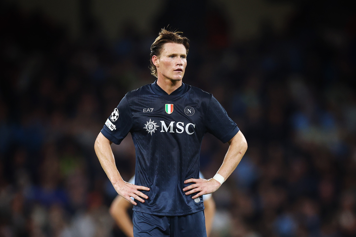 MANCHESTER, ENGELAND - 18 SEPTEMBER: Scott McTominay van Napoli kijkt toe tijdens de wedstrijd in de eerste fase van de UEFA Champions League 2025/26 tussen Manchester City en SSC Napoli in het City of Manchester Stadium op 18 september 2025 in Manchester, Engeland. (Foto door Dan Istitene/Getty Images)
