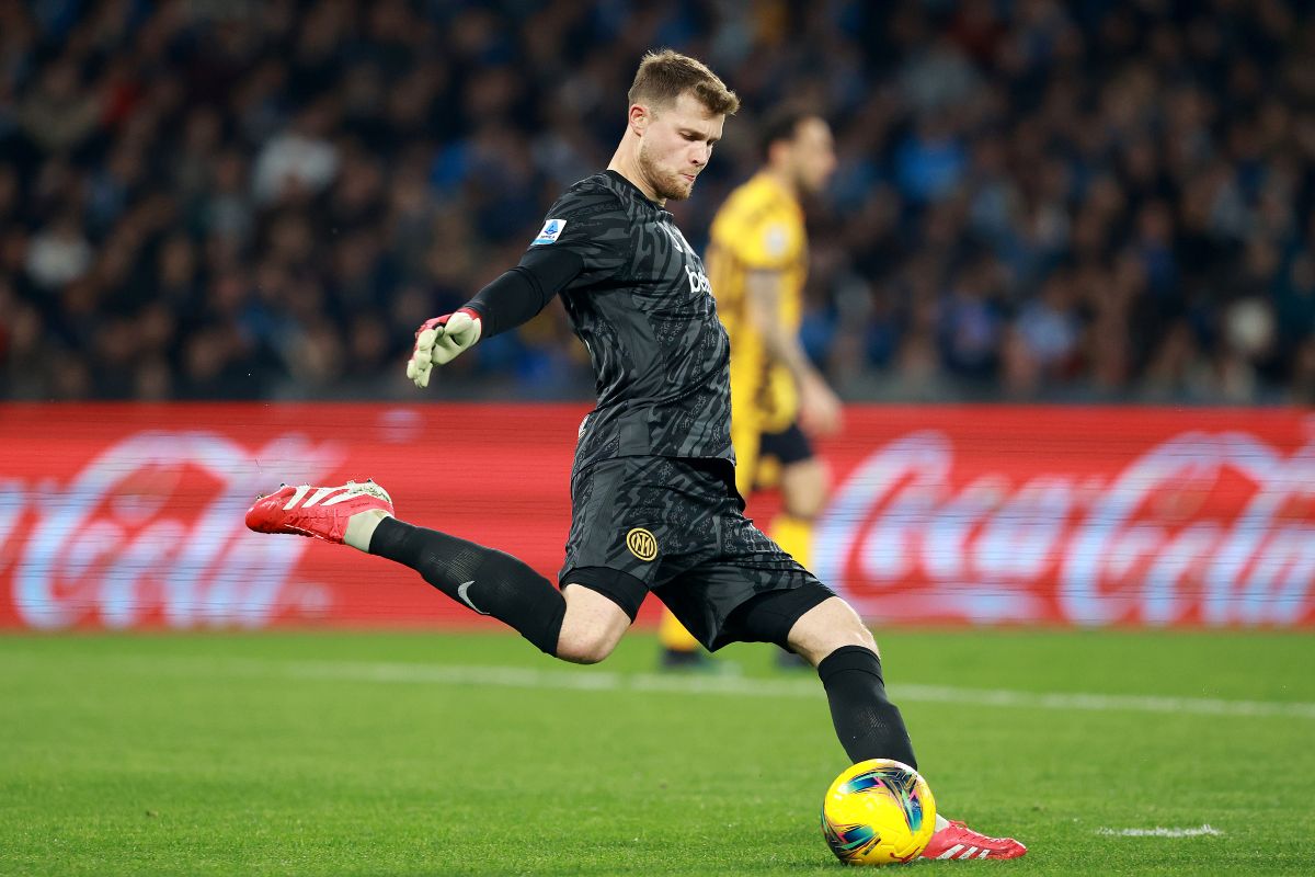 NAPLES, ITALY - MARCH 01: Josep Martinez of FC Internazionale during the Serie A match between Napoli and FC Internazionale at Stadio Diego Armando Maradona on March 01, 2025 in Naples, Italy. (Photo by Francesco Pecoraro/Getty Images)