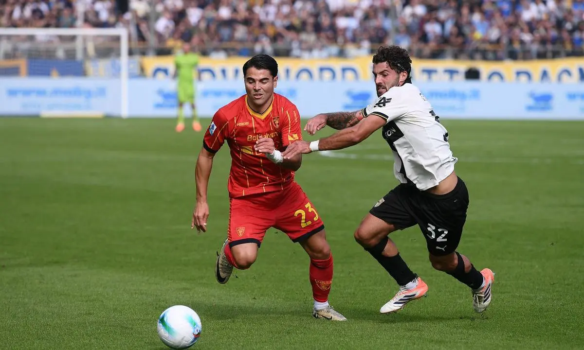 Riccardo Sottil of Lecce battles for possession with Patrick Cutrone of Parma