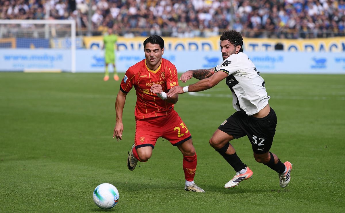 Riccardo Sottil of Lecce battles for possession with Patrick Cutrone of Parma during the Serie A match between Parma Calcio 1913 and US Lecce at Stadio Ennio Tardini on October 04, 2025 in Parma, Italy.