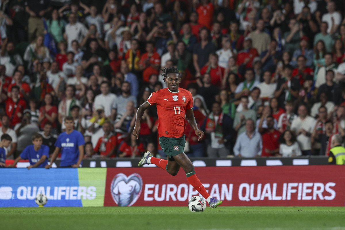 Lisboa, Portugal - 11 de outubro: Portugal Rafael Leo durante a partida de qualificação para a Copa do Mundo FIFA 2026 entre Portugal e a República da Irlanda no Estádio José Alvalade em 11 de outubro de 2025 em Lisboa, Portugal. (Foto de Carlos Rodrigues/Getty Images)