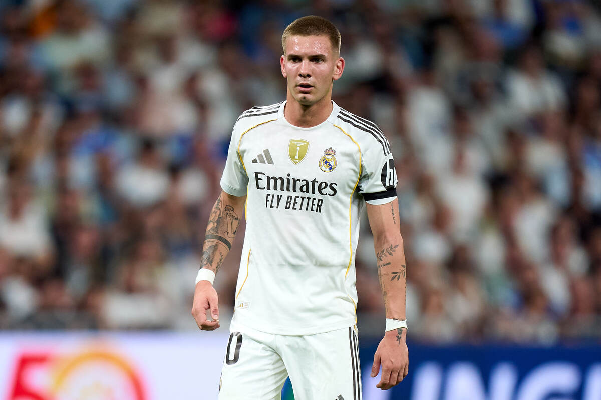 Madrid, España - 04 de octubre: Franco Mastantuono del Real Madrid observa durante el partido deportivo Laliga EA entre el Real Madrid CF y Villarreal CF en Estadio Santiago Bernabéu el 04 de octubre de 2025 en Madrid, España. (Foto de Angel Martinez/Getty Images)