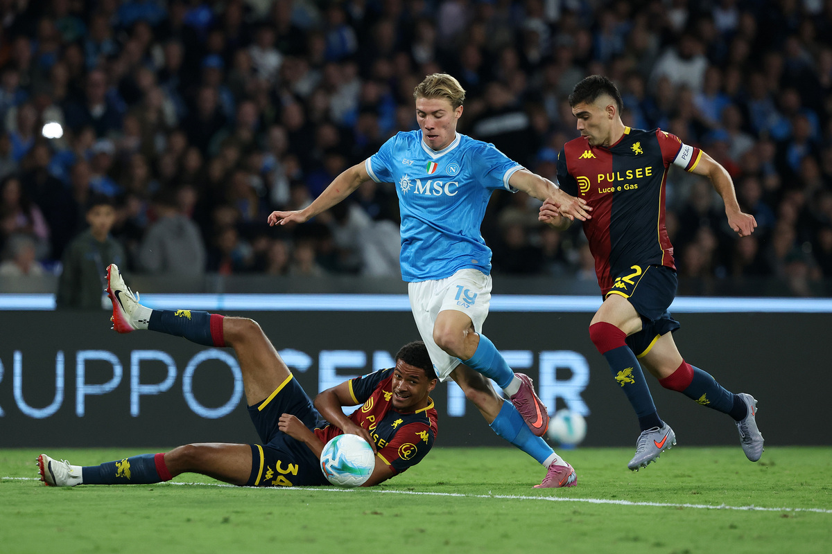 Nápoles, Itália -9 de outubro: O SSC Rasmas Hojlund Sebastian Otaoa e Johan Bhaskage, do CFC de Genoa CFC, lutaram para ocupar o SSC Napoli e Genoa CFC, Diego Diego Armando Maradon. (Foto de Francesco Pacoro/Getty Fig.)