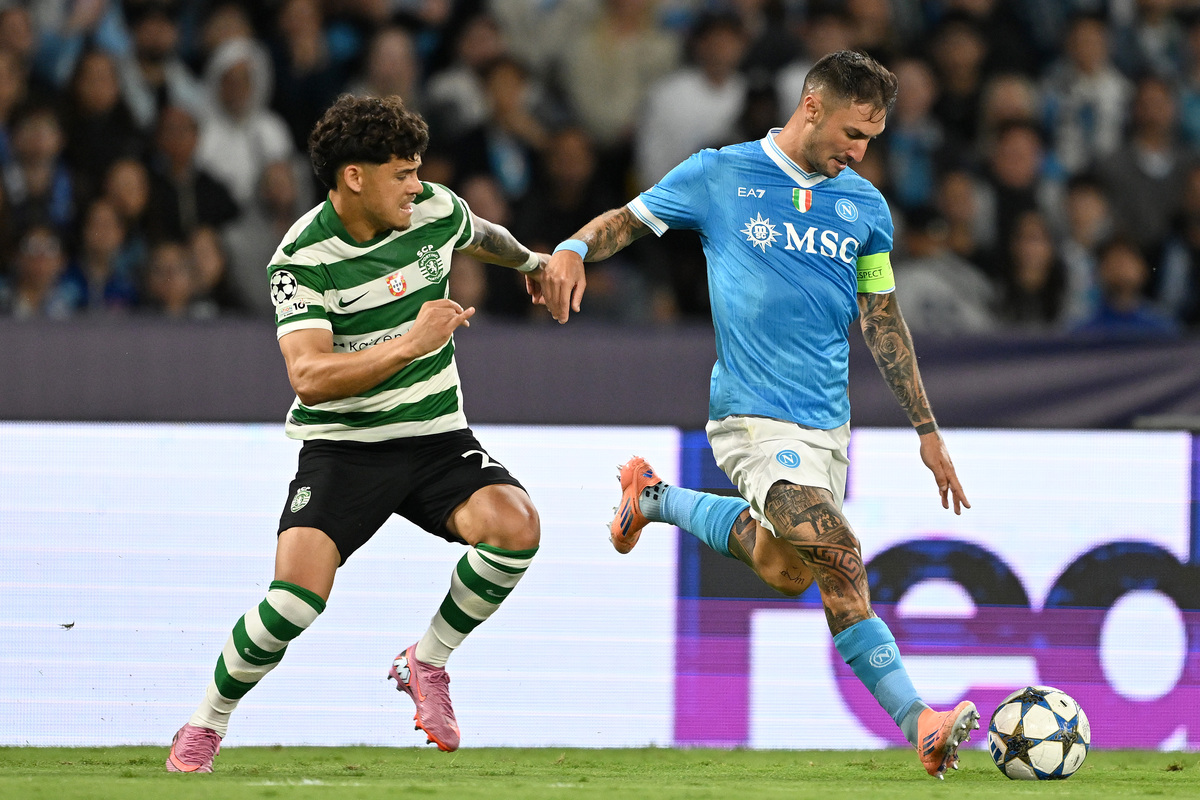 NAPLES, ITALY - OCTOBER 01: Matteo Politano of SSC Napoli battles for possession with Maximiliano Araujo of Sporting Clube de Portugal during the UEFA Champions League 2025/26 League Phase MD2 match between SSC Napoli and Sporting Clube de Portugal at Stadio Diego Armando Maradona on October 01, 2025 in Naples, Italy. (Photo by Francesco Pecoraro/Getty Images)