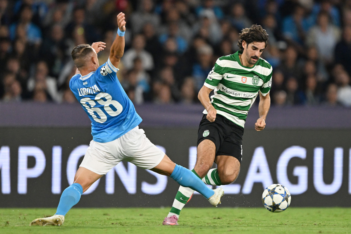 NÁPOLES, ITÁLIA - OUTUBRO 01: Francisco Trincao do Sporting Clube de Portugal luta pela posse de bola com Stanislav Lobotka do SSC Napoli durante a partida MD2 da Fase MD2 da Liga dos Campeões da UEFA 2025/26 entre SSC Napoli e SSC Napoli e SSC Napoli e Sporting Clube de Portugal no Stadio201, Mardo201, Mardono Nápoles, Itália. (Foto de Francesco Pecoraro/Getty Images)