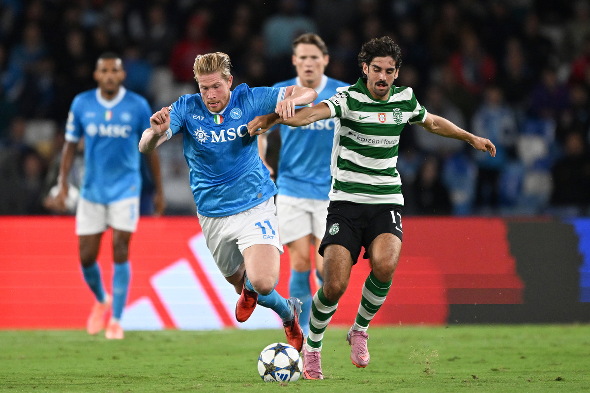 NAPLES, ITALY - OCTOBER 01: Kevin De Bruyne of SSC Napoli battles for possession with Francisco Trincao of Sporting Clube de Portugal during the UEFA Champions League 2025/26 League Phase MD2 match between SSC Napoli and Sporting Clube de Portugal at Stadio Diego Armando Maradona on October 01, 2025 in Naples, Italy. (Photo by Francesco Pecoraro/Getty Images)