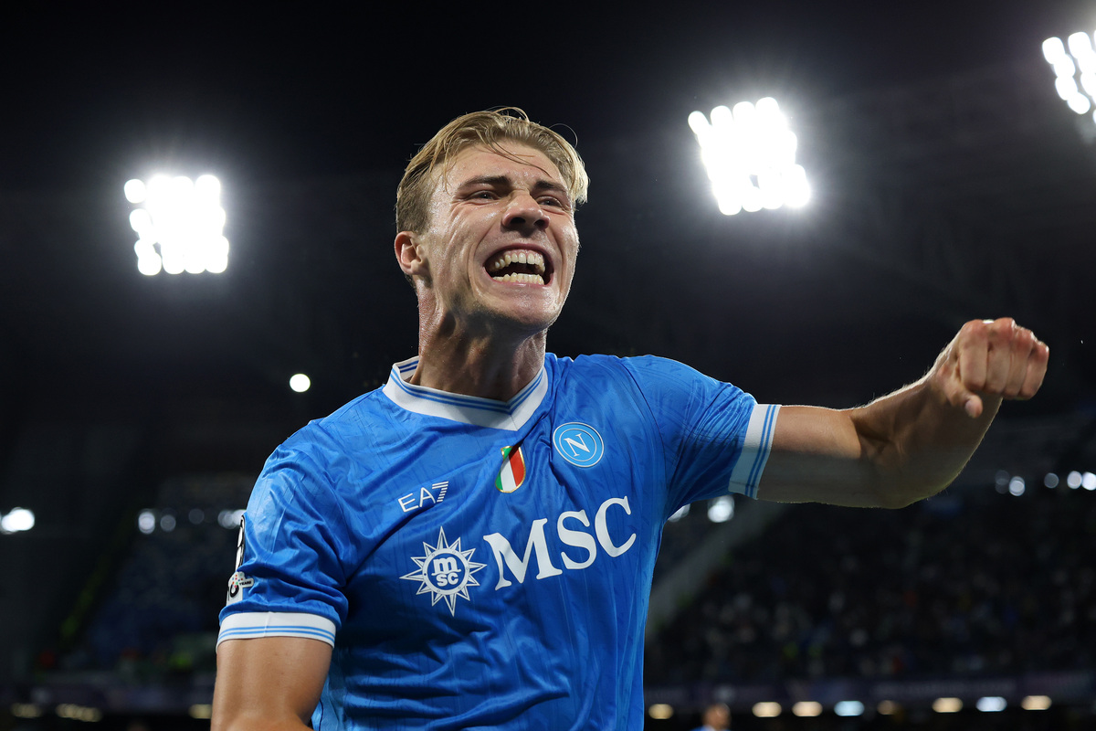 NAPLES, Italie - 01 octobre: Rasmus Hojlund de SSC Napoli célèbre après avoir marqué son premier but de l'équipe lors du match de phase de ligue MD2 de la Ligue des champions de l'UEFA entre SSC Napoli et Sporting Clube de Portugal à Stadio Diego Armando Maradona le 01 octobre 2025 à Naples, en Italie. (Photo de Francesco Pecoraro / Getty Images)