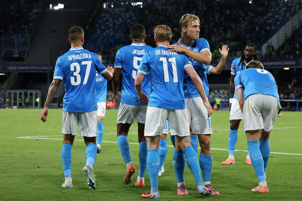 Nápoles, Italia - 01 de octubre: Rasmus Hojlund de SSC Napoli celebra después de anotar el primer gol de su equipo durante la UEFA Champions League 2025/26 Fase MD2 de la liga MD2 entre SSC Napoli y Sporting Clube de Portugal en Stadio Diego Armando Maradona el 01 de octubre de 2025 en Nápoles, Italia. (Foto de Francesco Pecoraro/Getty Images)