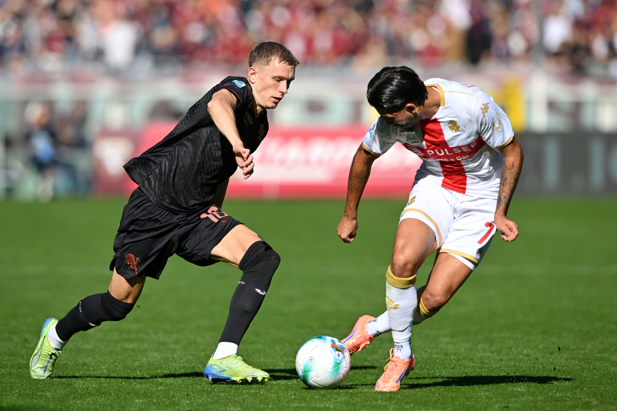 TURIN, ITALY - OCTOBER 26: Mikael Egill Ellertsson of Genoa battles for possession with Marcus Holmgren Pedersen of Torino during the Serie A match between Torino FC and Genoa CFC at Stadio Olimpico di Torino on October 26, 2025 in Turin, Italy. (Photo by Chris Ricco/Getty Images)