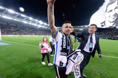 UDINE, ITALY - MAY 15: Antonio Di Natale of Udinese Calcio say hello to the fans after their last games the Serie A match between Udinese Calcio and Carpi FC at Stadio Friuli on May 15, 2016 in Udine, Italy. (Photo by Dino Panato/Getty Images)