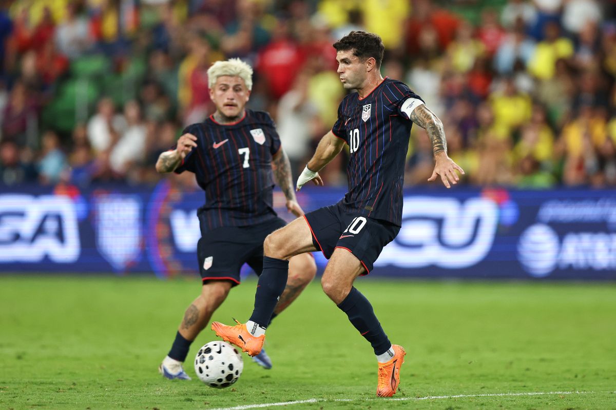 AUSTIN, TEXAS - 10 DE OUTUBRO: Christian Pulisic nº 10 dos Estados Unidos controla a bola durante um amistoso internacional entre os Estados Unidos e o Equador em 10 de outubro de 2025 em Austin, Texas. (Foto de Omar Vega/Getty Images)