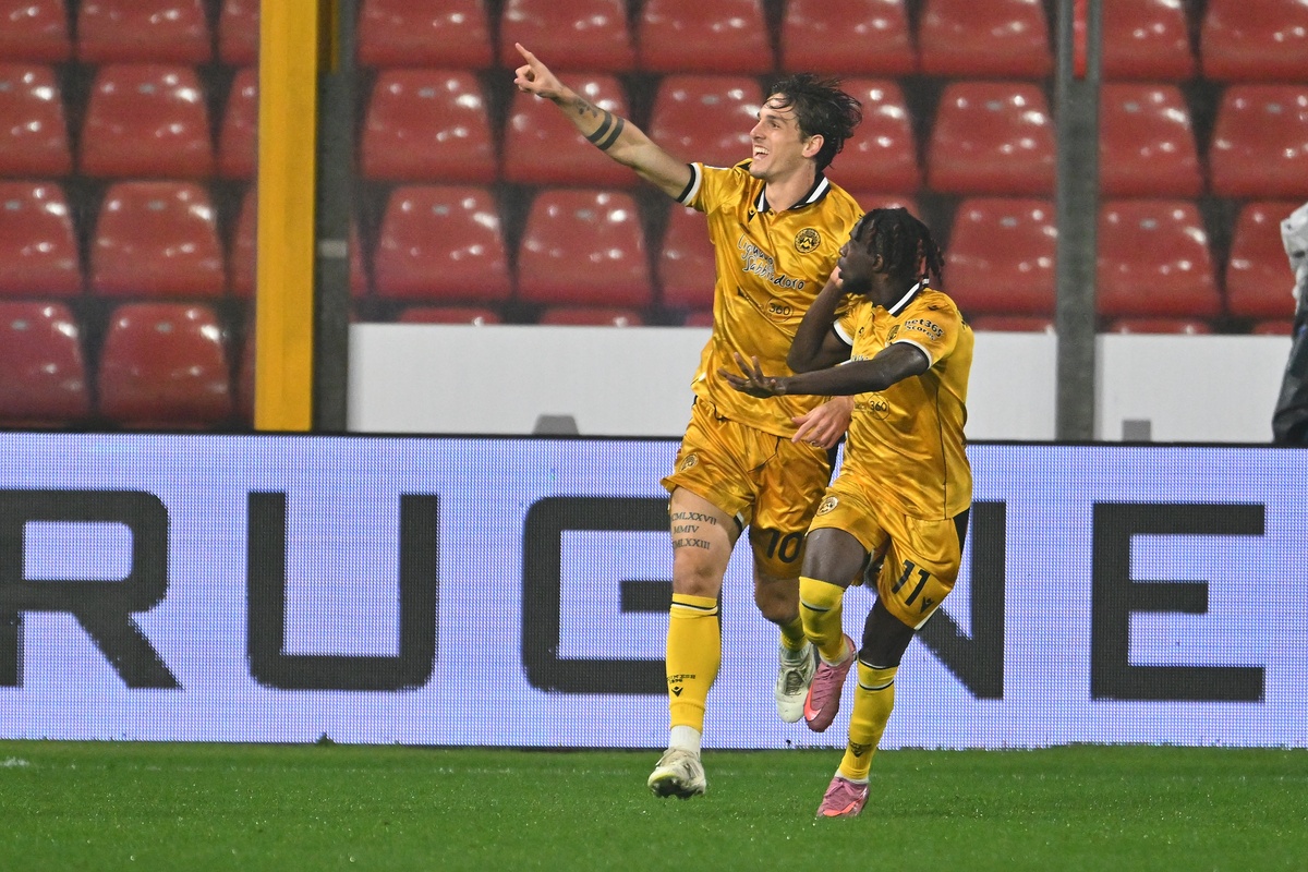 CREMONA, ITALY - OCTOBER 20: Nicolò Zaniolo of Udinese Calcio celebrates after scoring the 1-1 goal during the Serie A match between US Cremonese and Udinese Calcio at Stadio Giovanni Zini on October 20, 2025 in Cremona, Italy. (Photo by Marco M. Mantovani/Getty Images)