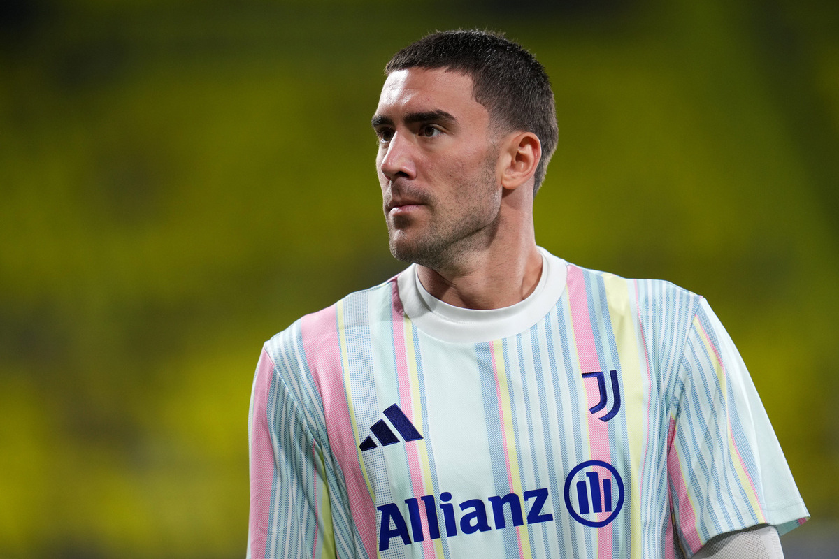 Villarreal, España - 01 de octubre: Dusan Vlahovic de la Juventus observa antes de la UEFA Champions League 2025/26 Fase de la liga MD2 entre Villarreal CF y Juventus en Estadio de la Ceramica el 01 de octubre de 2025 en Villarreal, España. (Foto de Aitor Alcalde/Getty Images)