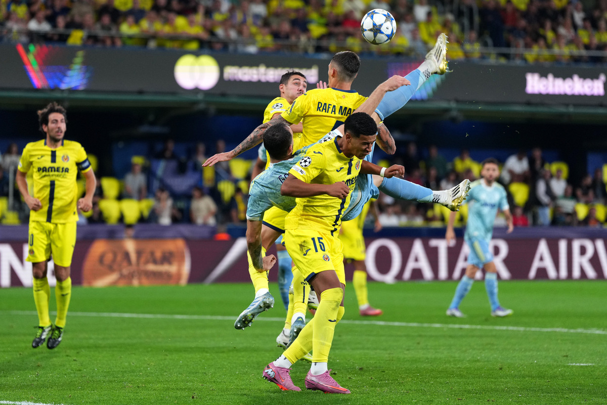 Villarreal, España - 01 de octubre: Federico Gatti de la Juventus anota el primer gol de su equipo con una patada en la cabeza durante el partido de la Fase MD2 de la Liga de la Liga de la Liga 2025/26 de la UEFA entre Villarreal CF y la Juventus en Estadio de La Ceramica el 01 de octubre del 01 de octubre en Villareal, España. (Foto de Aitor Alcalde/Getty Images)