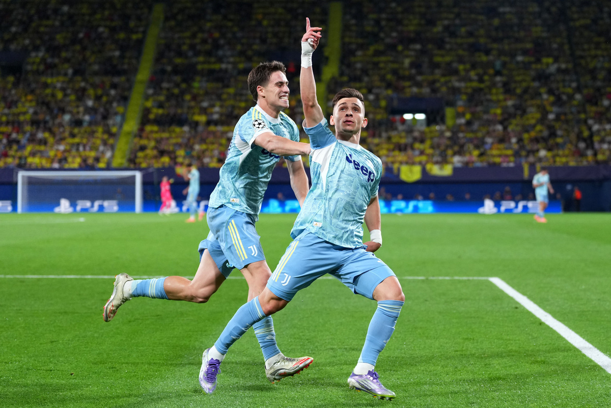 Villarreal, España - 01 de octubre: Francisco Concicao de la Juventus celebra anotar el segundo gol de su equipo con su compañero de equipo durante la UEFA Champions League 2025/26 de la liga MD2 MD2 entre Villarreal CF y Juventus en Estadio de La Ceramica el 01 de octubre de 2025 en Villareal, España. (Foto de Aitor Alcalde/Getty Images)
