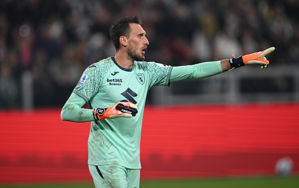 TURÍN, TALIANSKO - 8. NOVEMBRA: Alberto Paleari z FC Turín reaguje počas zápasu Serie A medzi Juventusom FC a FC Turín 8. novembra 2025 v talianskom Turíne. (Foto od Getty Images/Getty Images)