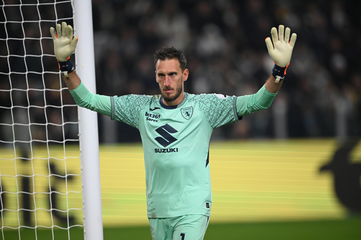 TURÍN, TALIANSKO - 8. NOVEMBRA: Alberto Paleari z FC Turín reaguje počas zápasu Serie A medzi Juventusom FC a FC Turín 8. novembra 2025 v talianskom Turíne. (Foto od Getty Images/Getty Images)