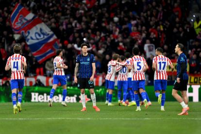 MADRID, SPANYOL - 26 NOVEMBER: Alessandro Bastoni dari Internazionale bereaksi setelah timnya kebobolan gol, yang dicetak oleh Julian Alvarez dari Atletico de Madrid (tidak digambarkan) selama pertandingan Fase Liga MD5 UEFA Champions League 2025/26 antara Atletico de Madrid dan FC Internazionale Milano di Estadio Metropolitano pada 26 November 2025 di Madrid, Spanyol. (Foto oleh David Ramos/Getty Images)