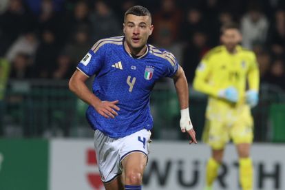 Alessandro Buongiorno plays for Italy in Moldova during the 2026 World Cup qualifier (@azzurri)