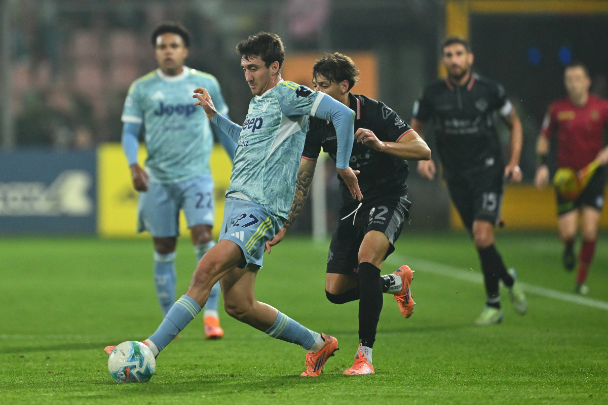 CREMONA, ITALY - NOVEMBER 01: Romano Floriani Mussolini of US Cremonese and Andrea Cambiaso of Juventus FC fight for the ball during the Serie A match between US Cremonese and Juventus FC at Stadio Giovanni Zini on November 01, 2025 in Cremona, Italy. (Photo by Marco M. Mantovani/Getty Images)