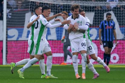 BERGAMO, ITALY - NOVEMBER 09: Andrea Pinamonti of Sassuolo celebrates scoring his team's second goal with teammates Domenico Berardi and Tarik Muharemovic during the Serie A match between Atalanta BC and US Sassuolo Calcio at Gewiss Stadium on November 09, 2025 in Bergamo, Italy. (Photo by Francesco Scaccianoce/Getty Images)