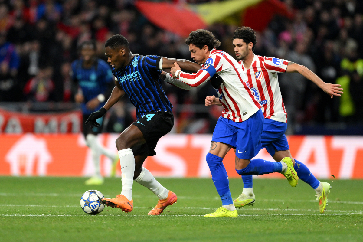 MADRID, SPAIN - NOVEMBER 26: Ange-Yoan Bonny of Internazionale is challenged by Jose Maria Gimenez of Atletico de Madrid during the UEFA Champions League 2025/26 League Phase MD5 match between Atletico de Madrid and FC Internazionale Milano at Estadio Metropolitano on November 26, 2025 in Madrid, Spain. (Photo by David Ramos/Getty Images)