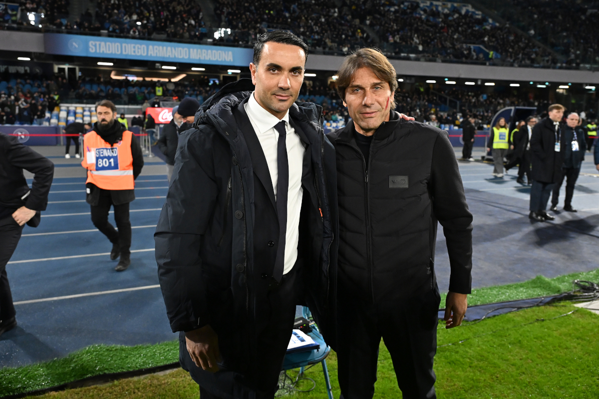 NAPLES, ITALY - NOVEMBER 22: Raffaele Palladino Atalanta BC head coach greets Antonio Conte SSC Napoli head coach before the Serie A match between SSC Napoli and Atalanta BC at Stadio Diego Armando Maradona on November 22, 2025 in Naples, Italy. (Photo by Francesco Pecoraro/Getty Images)