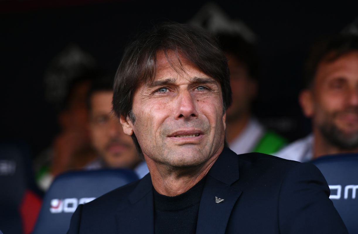 BOLOGNA, TALIANSKO - 9. NOVEMBRA: Antonio Conte, hlavný tréner Neapola, sleduje pred zápasom Serie A medzi Bologna FC 1909 a SSC Neapol na štadióne Renato Dall'Ara 9. novembra 2025 v talianskej Bologni. (Foto: Alessandro Sabattini/Getty Images)