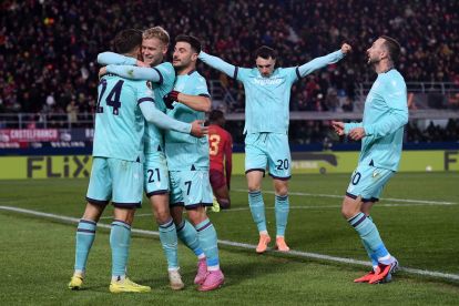 BOLOGNA, ITALY - NOVEMBER 27: Thijs Dallinga of Bologna FC celebrates after scoring his team second goal during the UEFA Europa League 2025/26 League Phase MD5 match between Bologna FC 1909 and FC Salzburg at Stadio Renato Dall'Ara on November 27, 2025 in Bologna, Italy. (Photo by Alessandro Sabattini/Getty Images)