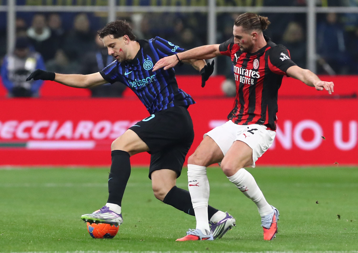 MILAN, ITALY - NOVEMBER 23: Carlos Augusto of FC Internazionale is challenged by Adrien Rabiot of AC Milan during the Serie A match between FC Internazionale and AC Milan at Giuseppe Meazza Stadium on November 23, 2025 in Milan, Italy. (Photo by Marco Luzzani/Getty Images)