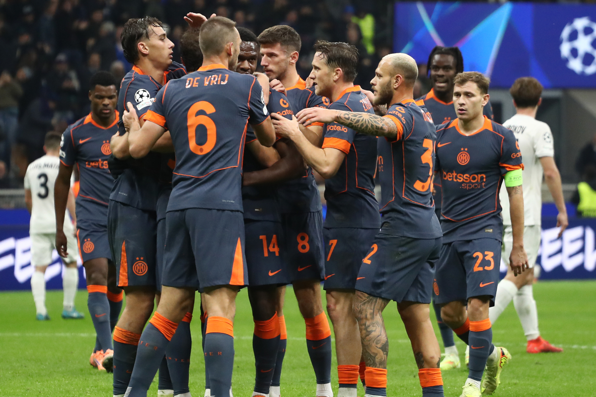 MILAN, ITALIE - 05 NOVEMBRE : Carlos Augusto de l'Internazionale (obscurci) célèbre le deuxième but de son équipe avec ses coéquipiers lors du match MD4 de la phase de ligue 2025/26 de l'UEFA Champions League entre le FC Internazionale Milano et le FC Kairat Almaty au Stadio San Siro le 05 novembre 2025 à Milan, Italie. (Photo de Marco Luzzani/Getty Images)