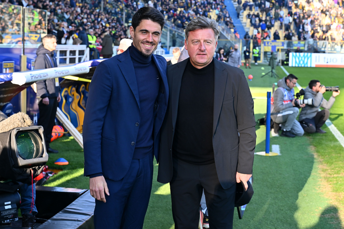PARMA, ITALY - NOVEMBER 29: Carlos Cuesta head coach of Parma Calcio embraces Kosta Runjaić head coach of Udinese Calcio during the Serie A match between Parma Calcio 1913 and Udinese Calcio at Stadio Ennio Tardini on November 29, 2025 in Parma, Italy. (Photo by Alessandro Sabattini/Getty Images)