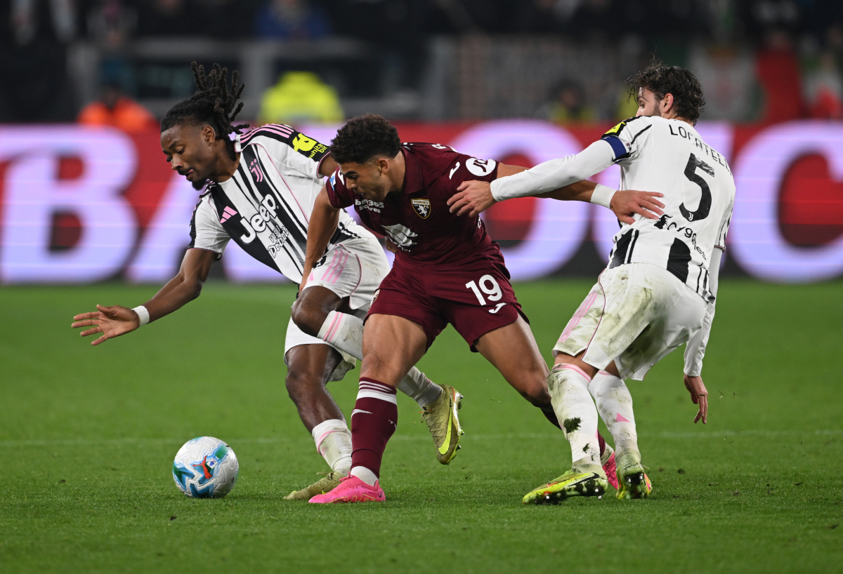 TURÍN, TALIANSKO - 8. NOVEMBRA: Che Adams z FC Turín súperí o loptu s Khephrenom Thuramom a Mnuelom Locatellim z Juventusu FC počas zápasu Serie A medzi Juventusom FC a FC Turín 8. novembra 2025 v talianskom Turíne. (Foto od Getty Images/Getty Images)