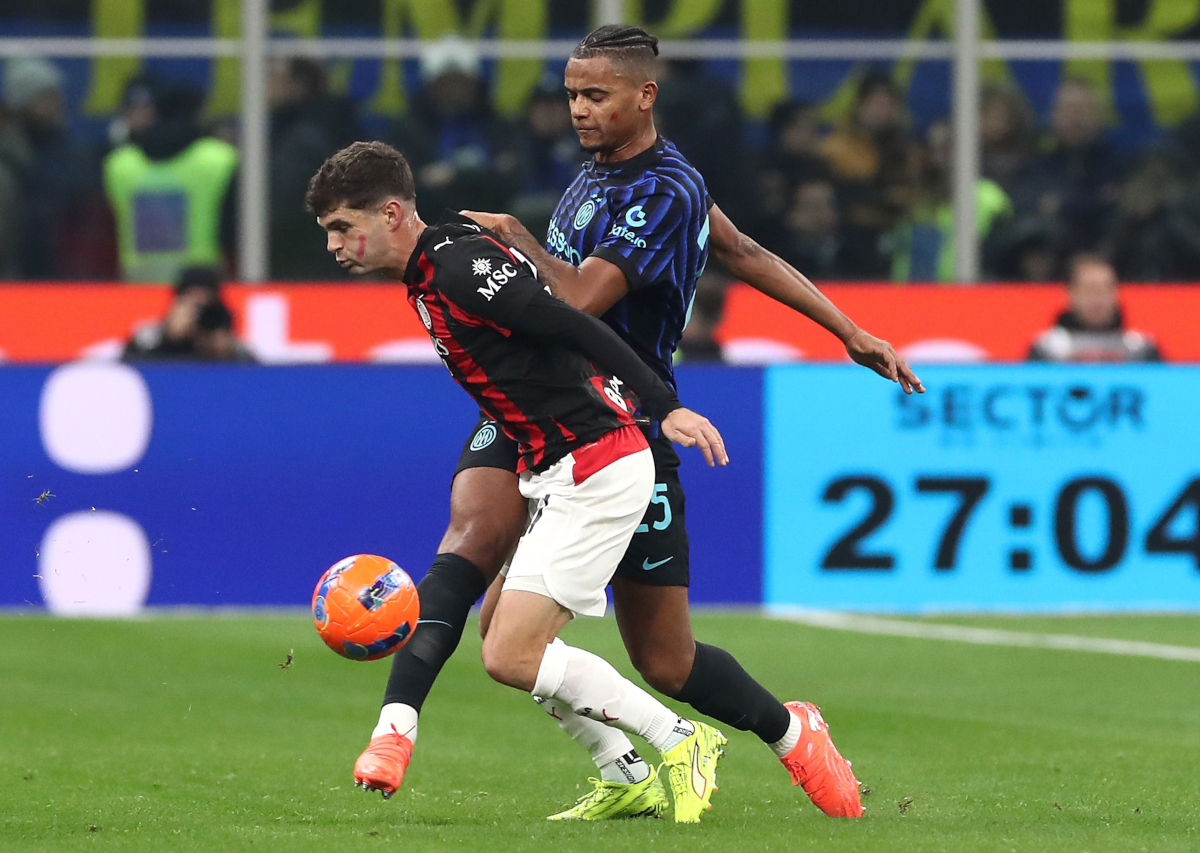MILAN, ITALY - NOVEMBER 23: Christian Pulisic of AC Milan competes for the ball with Manuel Akanji of FC Internazionale during the Serie A match between FC Internazionale and AC Milan at Giuseppe Meazza Stadium on November 23, 2025 in Milan, Italy. (Photo by Marco Luzzani/Getty Images)