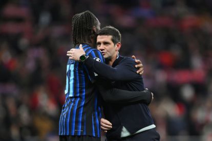MADRID, SPAIN - NOVEMBER 26: Cristian Chivu, Head Coach of Internazionale, and Yann Aurel Bisseck of Internazionale embrace after the UEFA Champions League 2025/26 League Phase MD5 match between Atletico de Madrid and FC Internazionale Milano at Estadio Metropolitano on November 26, 2025 in Madrid, Spain. (Photo by David Ramos/Getty Images)